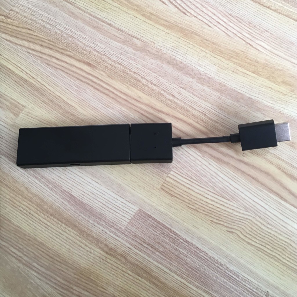 Amazon Fire TV Stick本体とHDMIケーブル